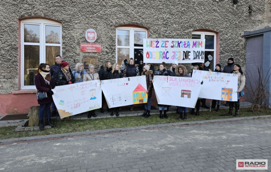 Rodzice ruszyli do obrony szkoły w Kowalowej – Rodzice uczniów nie zgadzają się na likwidację szkoły w Kowalowej - fot. Bartosz Szarafin