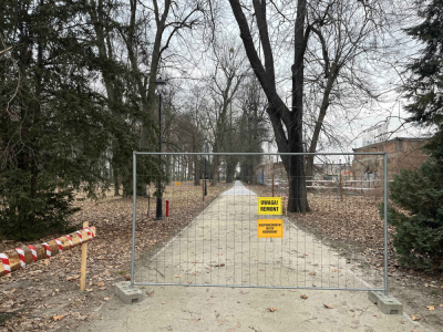 Remonty park&oacute;w w Jelczu-Laskowicach. Kiedy zostaną otwarte dla mieszkańc&oacute;w?