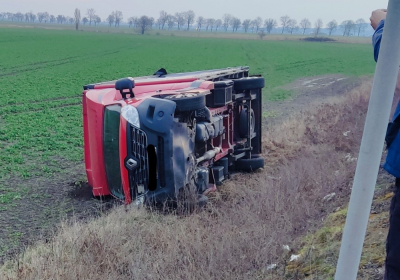 Groźne zderzenie i przewr&oacute;cony pojazd. Utrudnienia na drodze krajowej numer 5