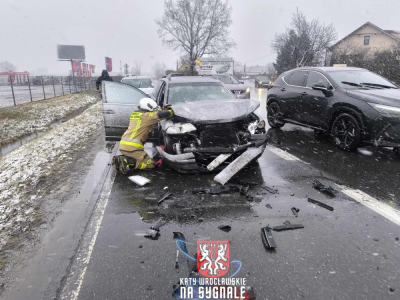 Śnieg zaskoczył kierowc&oacute;w we Wrocławiu. Ogromne korki, wypadki na drogach i niedziałająca sygnalizacja