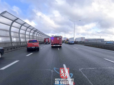 Paraliż drogowy na AOW w kierunku Kudowy! Wypadek dwóch tirów oraz dwóch busów, są ranni! W akcji śmigłowiec LPR - 9