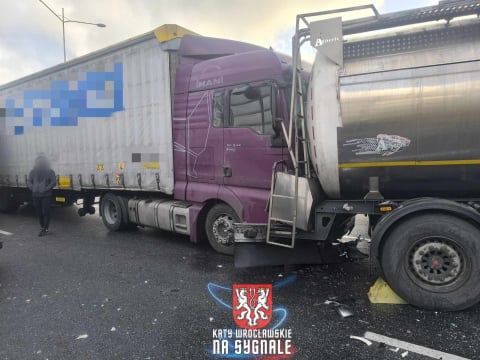 Paraliż drogowy na AOW w kierunku Kudowy! Wypadek dwóch tirów oraz dwóch busów, są ranni! W akcji śmigłowiec LPR - 1