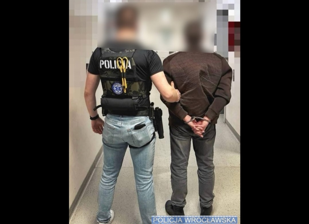 Kierowca zajechał drogę taksówkarzowi, ten wymierzył w jego kierunku replikę broni. Teraz grozi mu do 3 lat więzienia - Policjanci zatrzymali 51-latka, który groził innemu kierowcy repliką broni. Fot: KMP Wrocław