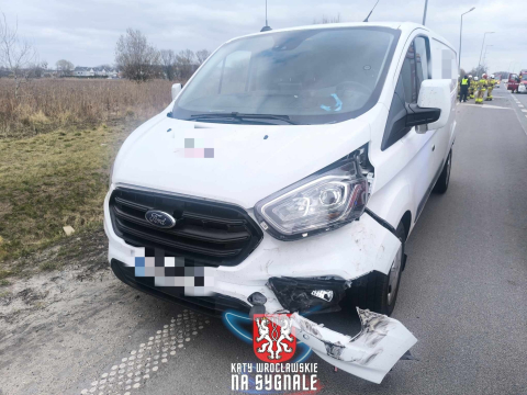 Zderzenie trzech samochodów, jeden z nich wylądował na dachu. Poważny wypadek w Długołęce [ZDJĘCIA] - 0