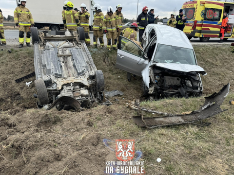 Zderzenie trzech samochodów, jeden z nich wylądował na dachu. Poważny wypadek w Długołęce [ZDJĘCIA] - 1