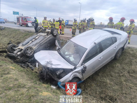 Zderzenie trzech samochodów, jeden z nich wylądował na dachu. Poważny wypadek w Długołęce [ZDJĘCIA] - 2