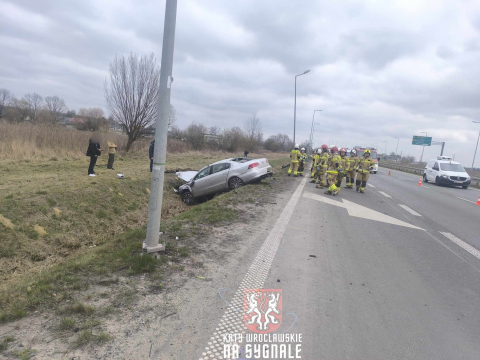 Zderzenie trzech samochodów, jeden z nich wylądował na dachu. Poważny wypadek w Długołęce [ZDJĘCIA] - 3