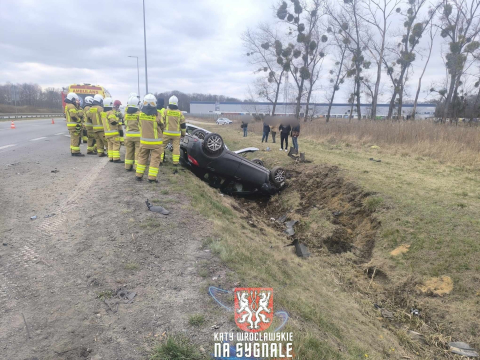 Zderzenie trzech samochodów, jeden z nich wylądował na dachu. Poważny wypadek w Długołęce [ZDJĘCIA] - 4