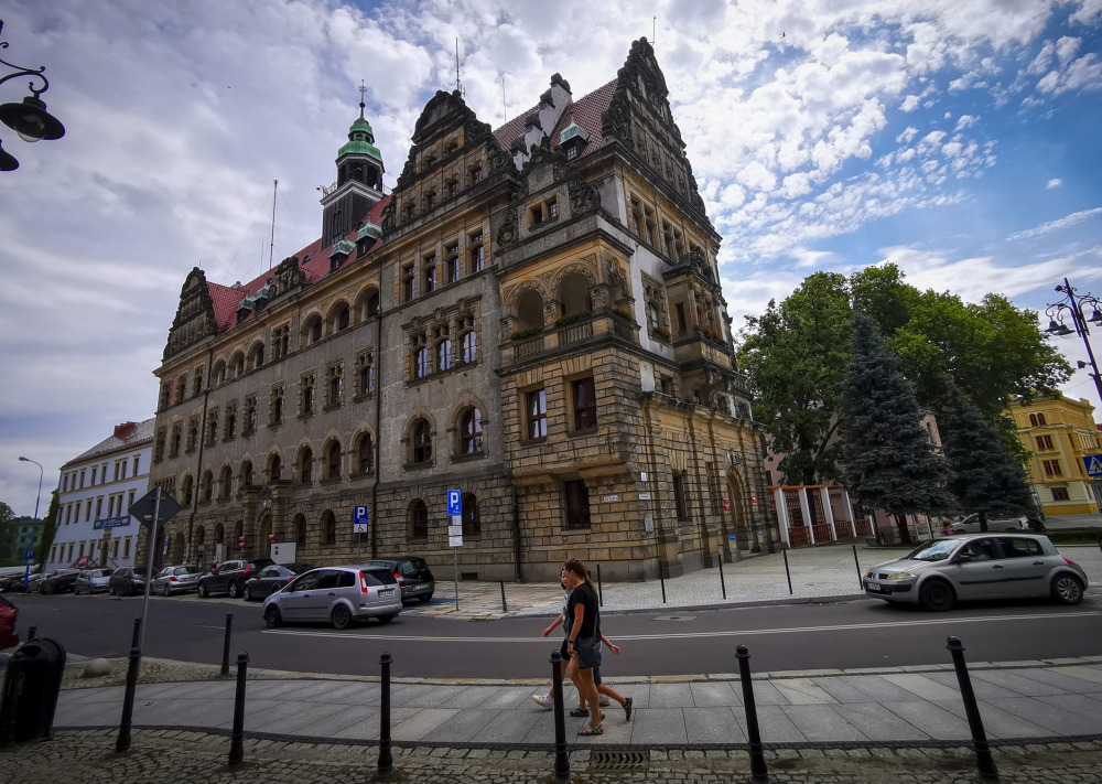 Wyróżnienia dla zasłużonych i głosowanie w sprawie bezdomnych zwierząt. Za nami sesja rady miejskiej w Legnicy - Za nami sesja rady miejskiej w Legnicy. Zdjęcie ilustracyjne. Fot. Radosław Bugajski