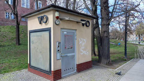 Miało być otwarcie miejskich toalet w Legnicy. Na miejscu okazało się, że wszystkie wymagają napraw - 0