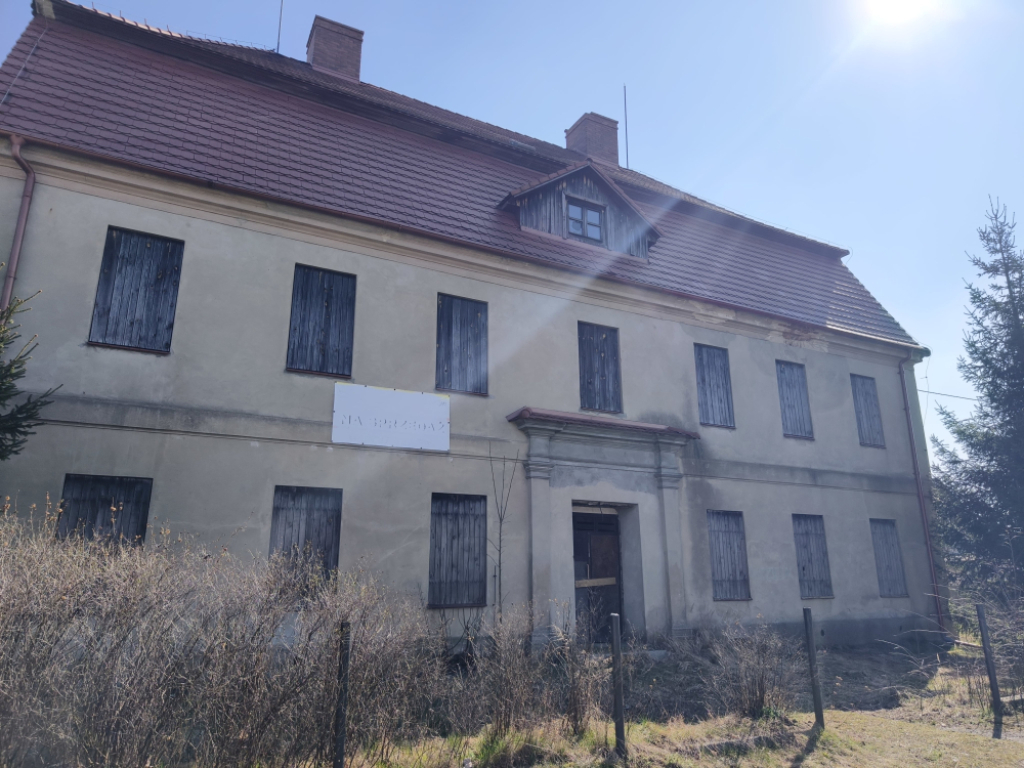 Teraz jest "zabity dechami", ale dostanie nowe życie. Dolnośląski zabytek będzie służył mieszkańcom - Dawna szkoła w Kłobuczynie odzyska blask. Fot. Karolina Bieniek