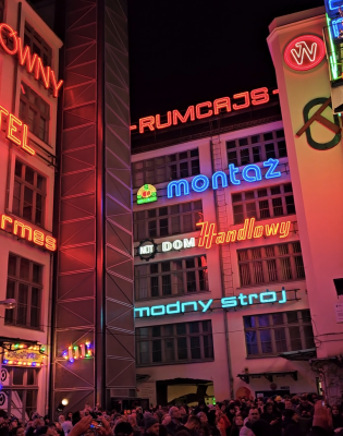 Kultowe miejsce znów czaruje. Wrocławskie neony już świecą - 1