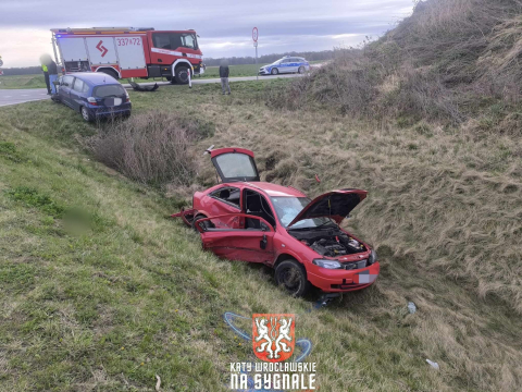 Dwa samochody w rowie i uwięziony kierowca. Groźne zderzenie pod Wrocławiem [ZDJĘCIA] - 2