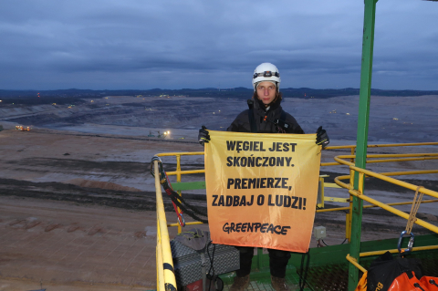 Aktywiści Greenpeace okupują olbrzymią koparkę w kopalni Turów. Wywiesili transparent z podobizną Donalda Tuska [ZDJĘCIA] - 0