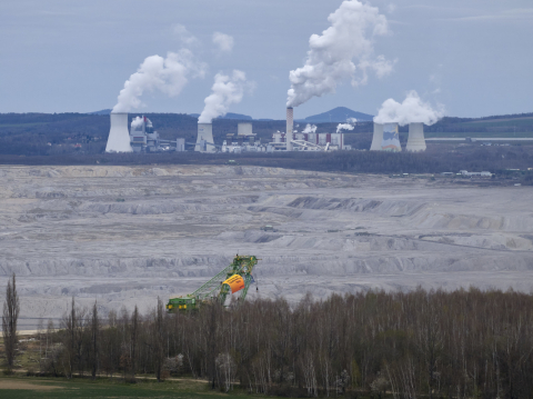 Aktywiści Greenpeace okupują olbrzymią koparkę w kopalni Turów. Wywiesili transparent z podobizną Donalda Tuska [ZDJĘCIA] - 1