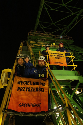 Aktywiści Greenpeace okupują olbrzymią koparkę w kopalni Turów. Wywiesili transparent z podobizną Donalda Tuska [ZDJĘCIA] - 2