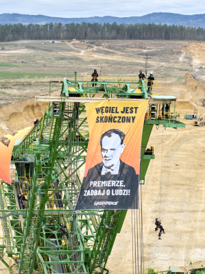 Aktywiści Greenpeace okupują olbrzymią koparkę w kopalni Turów. Wywiesili transparent z podobizną Donalda Tuska [ZDJĘCIA] - 4