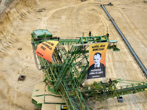 Aktywiści Greenpeace okupują olbrzymią koparkę w kopalni Turów. Wywiesili transparent z podobizną Donalda Tuska [ZDJĘCIA] - 6