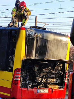 Pożar autobusu MPK we Wrocławiu! W akcji dwa zastępy straży pożarnej. Ogień objął komorę silnika [ZDJĘCIA] - 0