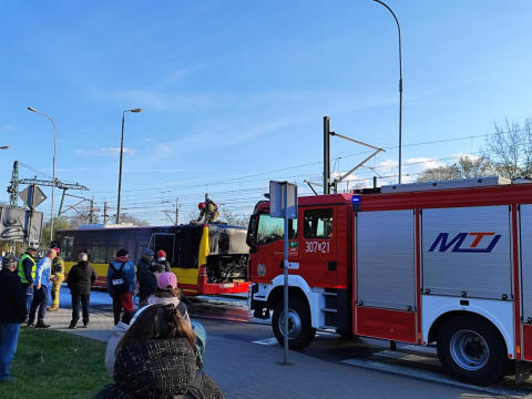 Pożar autobusu MPK we Wrocławiu! W akcji dwa zastępy straży pożarnej. Ogień objął komorę silnika [ZDJĘCIA] - 1