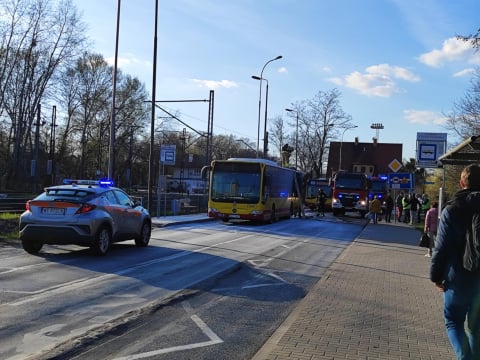 Pożar autobusu MPK we Wrocławiu! W akcji dwa zastępy straży pożarnej. Ogień objął komorę silnika [ZDJĘCIA] - 2