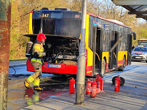 Pożar autobusu MPK we Wrocławiu! W akcji dwa zastępy straży pożarnej. Ogień objął komorę silnika [ZDJĘCIA] - 3