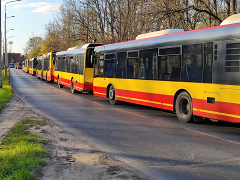 Pożar autobusu MPK we Wrocławiu! W akcji dwa zastępy straży pożarnej. Ogień objął komorę silnika [ZDJĘCIA] - 4