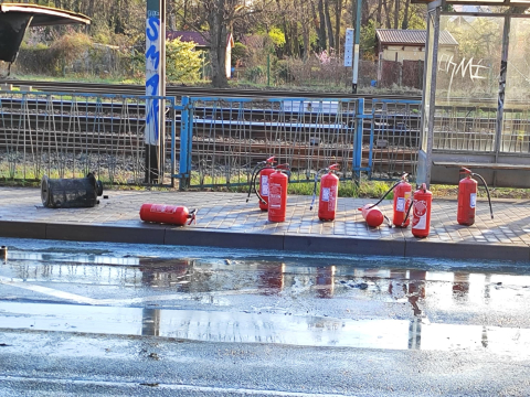 Pożar autobusu MPK we Wrocławiu! W akcji dwa zastępy straży pożarnej. Ogień objął komorę silnika [ZDJĘCIA] - 5