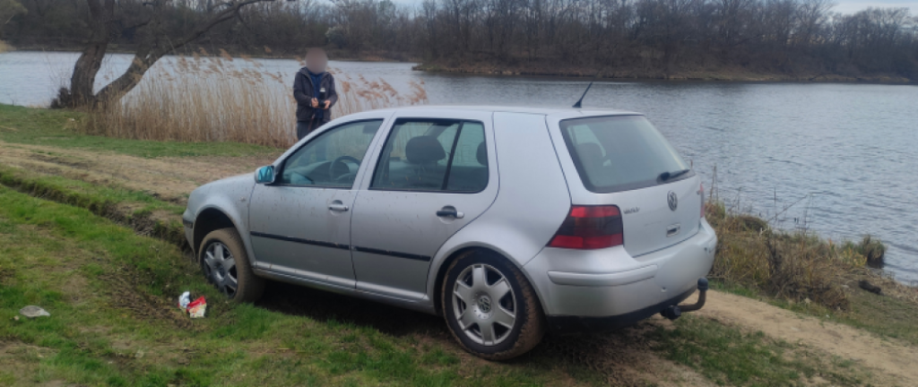 Chciał pomóc, a sam padł ofiarą ataku. Ukradli mu też samochód - Skradzione auto odnaleziono przy zbiorniku Bajkał.