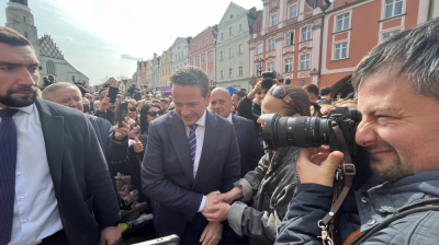Spotkanie z Rafałem Trzaskowskim w Bolesławcu. Doszło do szarpaniny, starszy mężczyzna miał przy sobie gaz