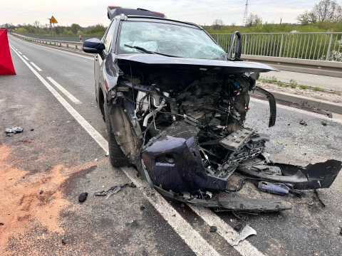 Czołowe zderzenie na Wschodniej Obwodnicy Wrocławia. Trzy osoby poszkodowane, droga zablokowana [ZDJĘCIA] - 1