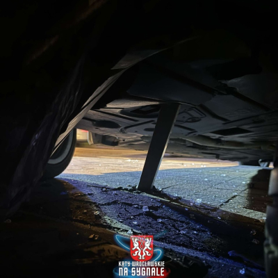 BMW wjechało w przystanek. Groźne zdarzenie na wrocławskim Kleczkowie [ZDJĘCIA] - 0