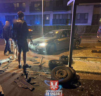 BMW wjechało w przystanek. Groźne zdarzenie na wrocławskim Kleczkowie [ZDJĘCIA] - 1