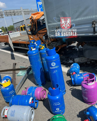 Poważny wypadek na AOW. Doszczętnie zmiażdżona kabina kierowcy. Śmigłowiec ratowniczy w akcji [ZDJĘCIA] - 0