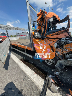 Poważny wypadek na AOW. Doszczętnie zmiażdżona kabina kierowcy. Śmigłowiec ratowniczy w akcji [ZDJĘCIA] - 3