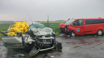 Śmiertelny wypadek koło Legnicy. Czołowe zderzenie osob&oacute;wki z busem przewożącym niepełnosprawne dzieci