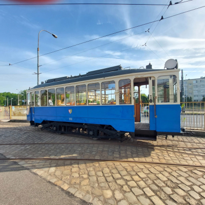 Poczuj się jak pasażer sprzed 100 lat. Zabytkowe tramwaje i autobusy wyjechały na ulice Wrocławia