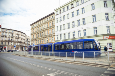 Tramwaje wr&oacute;ciły na przystanki przy Dworcu Nadodrze. Mieszkańcy skarżą się na hałas przejeżdżających pojazd&oacute;w