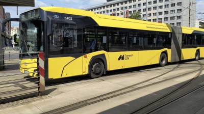 Nietypowe autobusy na ulicach Wrocławia. Dlaczego mają oznaczenie innych metropolii?