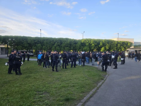 Kibice Górnika Wałbrzych przyjechali na derby do Wrocławia. Policja odgrodziła ich od fanów Śląska - 1