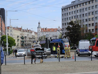 Na wrocławskim rondzie Reagana nie działają światła. Samoch&oacute;d osobowy uderzył w sygnalizator