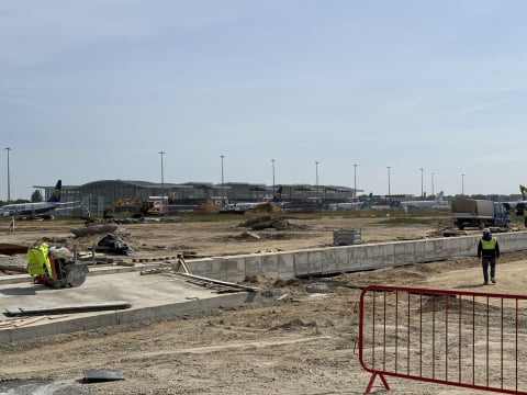 Trwa rozbudowa lotniska we Wrocławiu. Zajrzeliśmy na plac budowy! [ZDJĘCIA] - 9