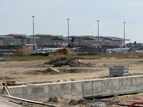 Trwa rozbudowa lotniska we Wrocławiu. Zajrzeliśmy na plac budowy! [ZDJĘCIA] - 15