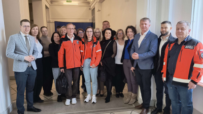 Ratownicy medyczni na sesji sejmiku wojew&oacute;dztwa. Chcą zapewnień, że pogotowia z czterech miast nie zostaną połączone