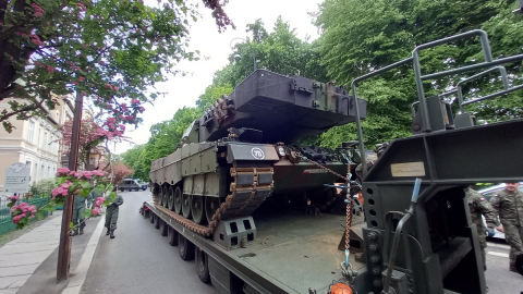 Czołg w Parku Miejskim w Legnicy! Tak się świętuje Dzień Hutnika  - 1