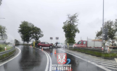 Zderzenie dw&oacute;ch samochod&oacute;w na węźle Kostomłoty. W akcji śmigłowiec LPR