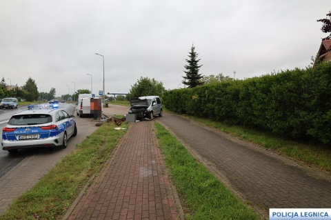 Legnica: Kompletnie pijana wiozła 6-letniego syna. Rozbiła się na latarni [ZDJĘCIA] - 1