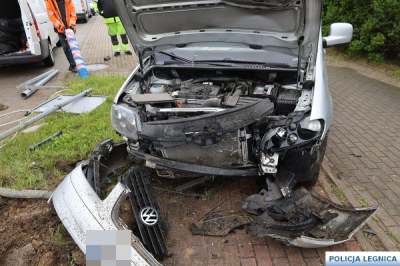 Legnica: Kompletnie pijana kobieta wiozła 6-letniego syna. Rozbiła się na ulicznej latarni