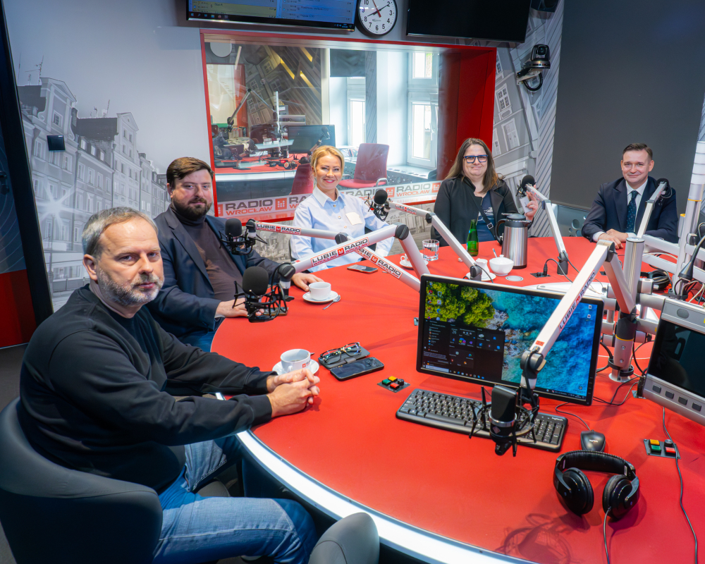 Debata parlamentarna Radia Wrocław: Hreniak (PiS), Jaros (PO), Stożek (Razem), Tuduj (Konfederacja), Bodnar (Trzecia Droga) - Gośćmi Radia Wrocław będą parlamentarzyści z Dolnego Śląska. Fot: Radio Wrocław