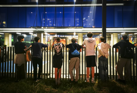 Piłkarze Chelsea i Betisu już we Wrocławiu. Zobacz pierwsze chwile po lądowaniu [ZDJĘCIA] - 31